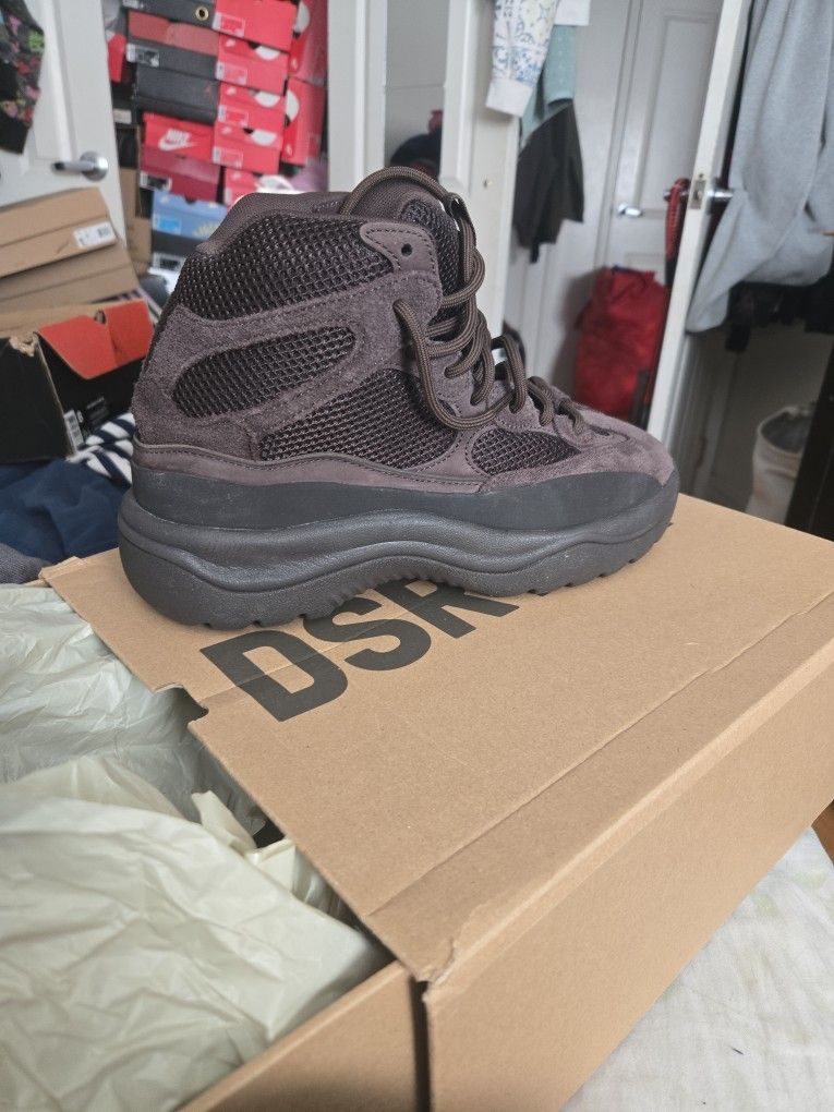 Yezzy Boota Brans New Size 8 1/2 DS