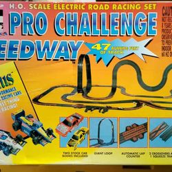 VINTAGE TOMY 1997 AFX PRO CHALLENGE SPEEDWAY H.O. Slot Car Racing Set COMPLETE