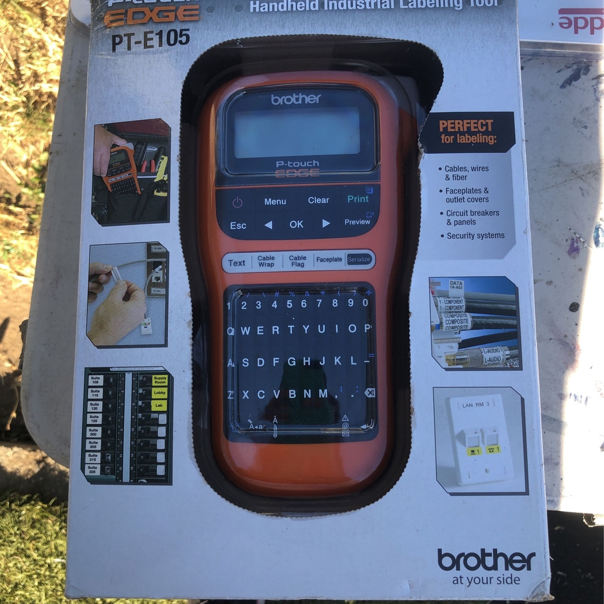 Brother PT-E105 P-Touch Edge - Etiquetadora industrial de mano con menú interactivo y laminación automática (pilas AAA no incluidas)