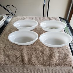 #475 Oval White Glass Glass Bake Dishes. Set Of 4