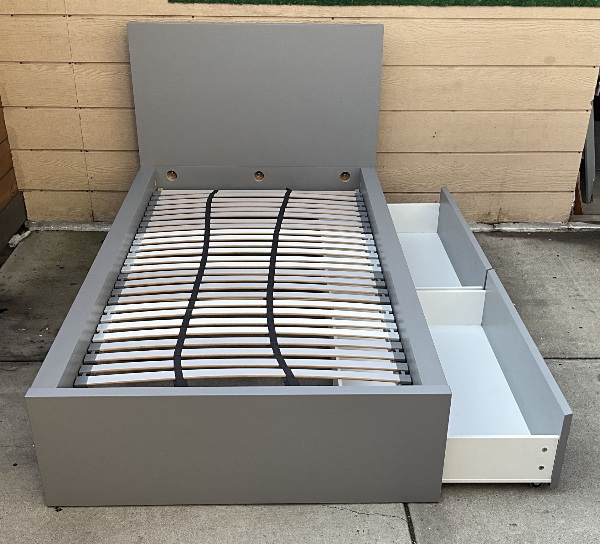 Twin Bed Frame With Two Drawers. Cama Twin Con Dos Cajones Gabeteros.