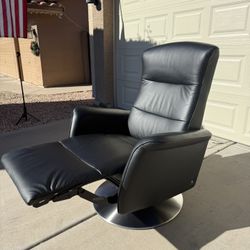 Ekornes Stressless “ Mike “ Power Recliner with Moon Base, LIKE NEW!