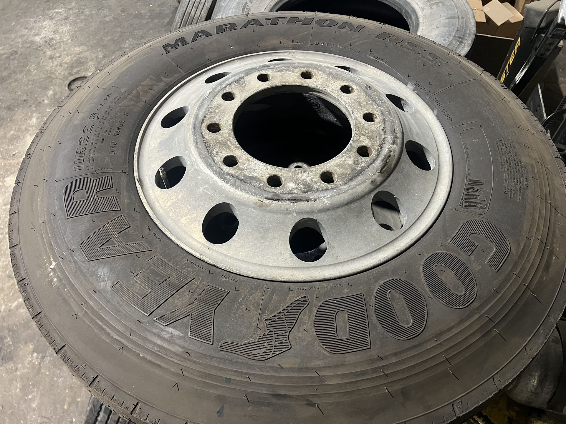 11R22.5 Tires