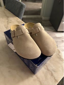 Birkenstock Boston Suede Clogs – Taupe/Beige