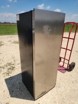 NEW 56-in High Vissani
7.1 cu. ft. Upright Freezer or Refrigerator Depending on Setting Garage Ready