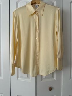 Blusa satinada amarillo mantequilla .