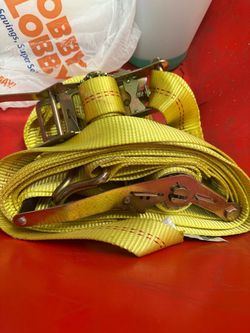 Moving ratchet straps