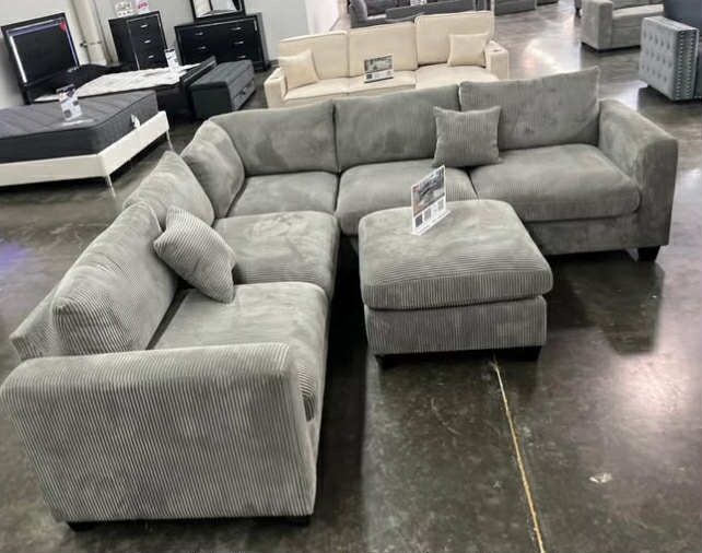 New Gray Sectional Couch With Ottoman / Free Delivery