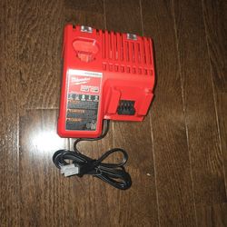 
Milwaukee
M12 and M18 12-Volt/18-Volt Lithium-Ion Multi-Voltage Battery Charger