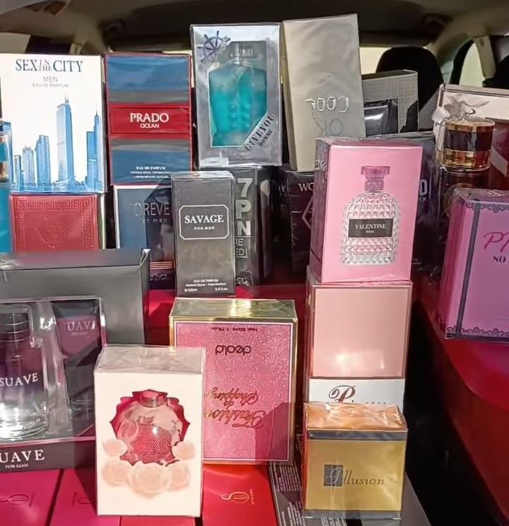Se venden perfumes por malloreo tan bien 3x20