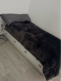 Twin bed/kids bed