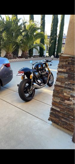 Thruxton RS