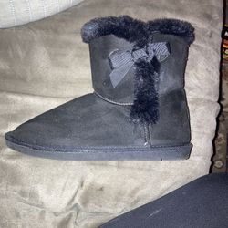SUPER CUTE BLACK WINTER BOOTS