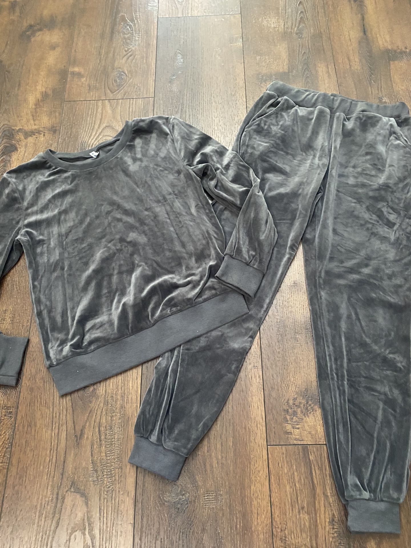 Women’s Gray Velour Sweater And Jogger Pants Size Médium #6
