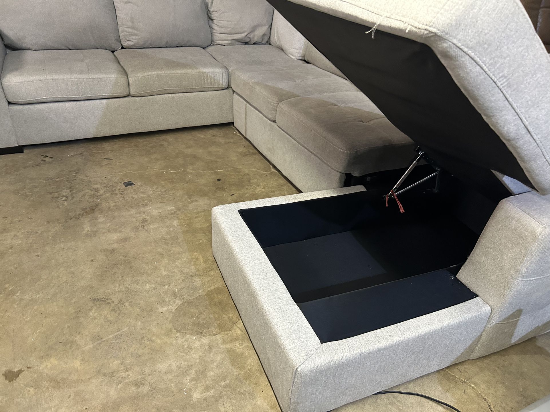 Itsss Biggggg! Large grey C-Shaped sectional