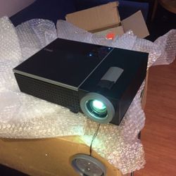 DELL 1080p HDMI PROJECTOR W/ NEW LAMP