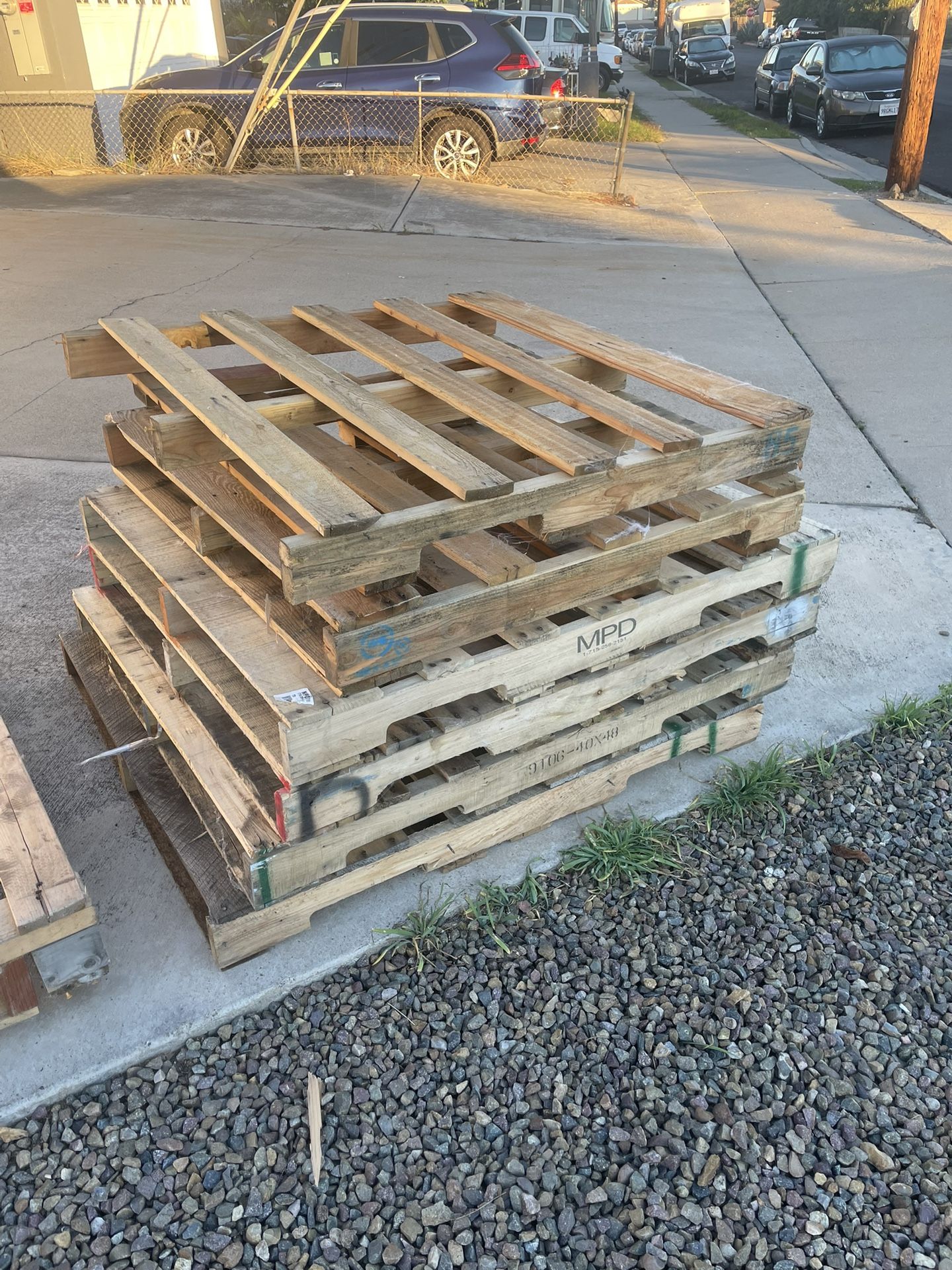 PALLETS FREE FREE FREE
