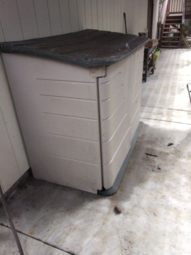 Storage Ben Rubber Maid For Fire Wood Or Whatever