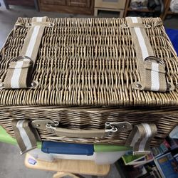 New Insulated Picnic Basket