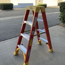 Werner 4-step (4 foot) Twin (Double-Sided) Fiberglass Heavy Duty Ladder