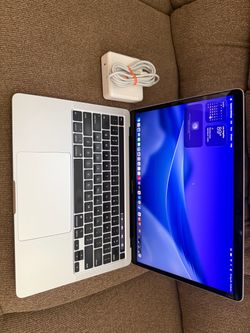 2020 MacBook Pro 13”retina,i7. 32gb Ram. 2TB SSD, Touch Bar, new battery