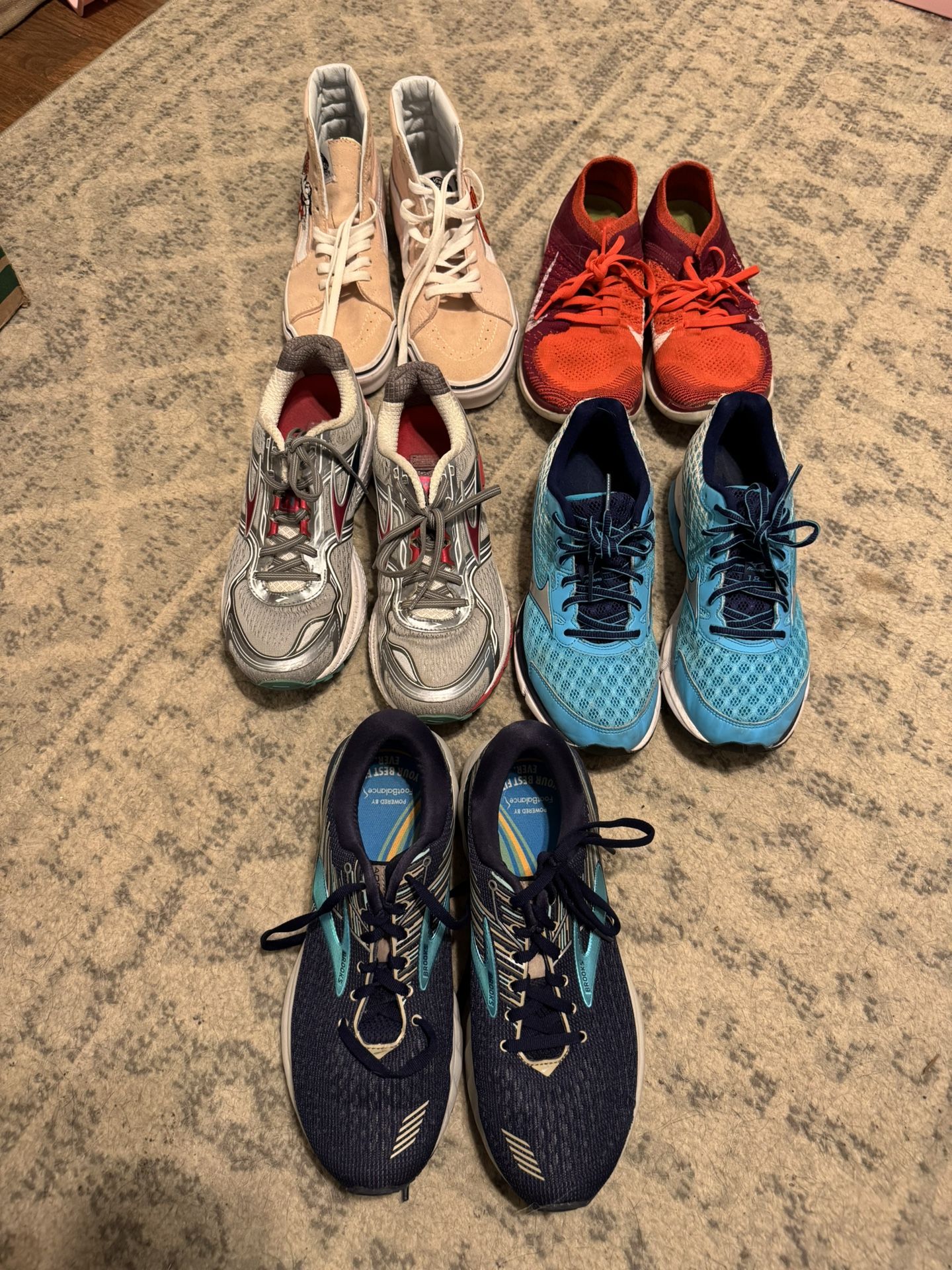 woman's shoes/ nike/ mizuno/ brooks/ vans