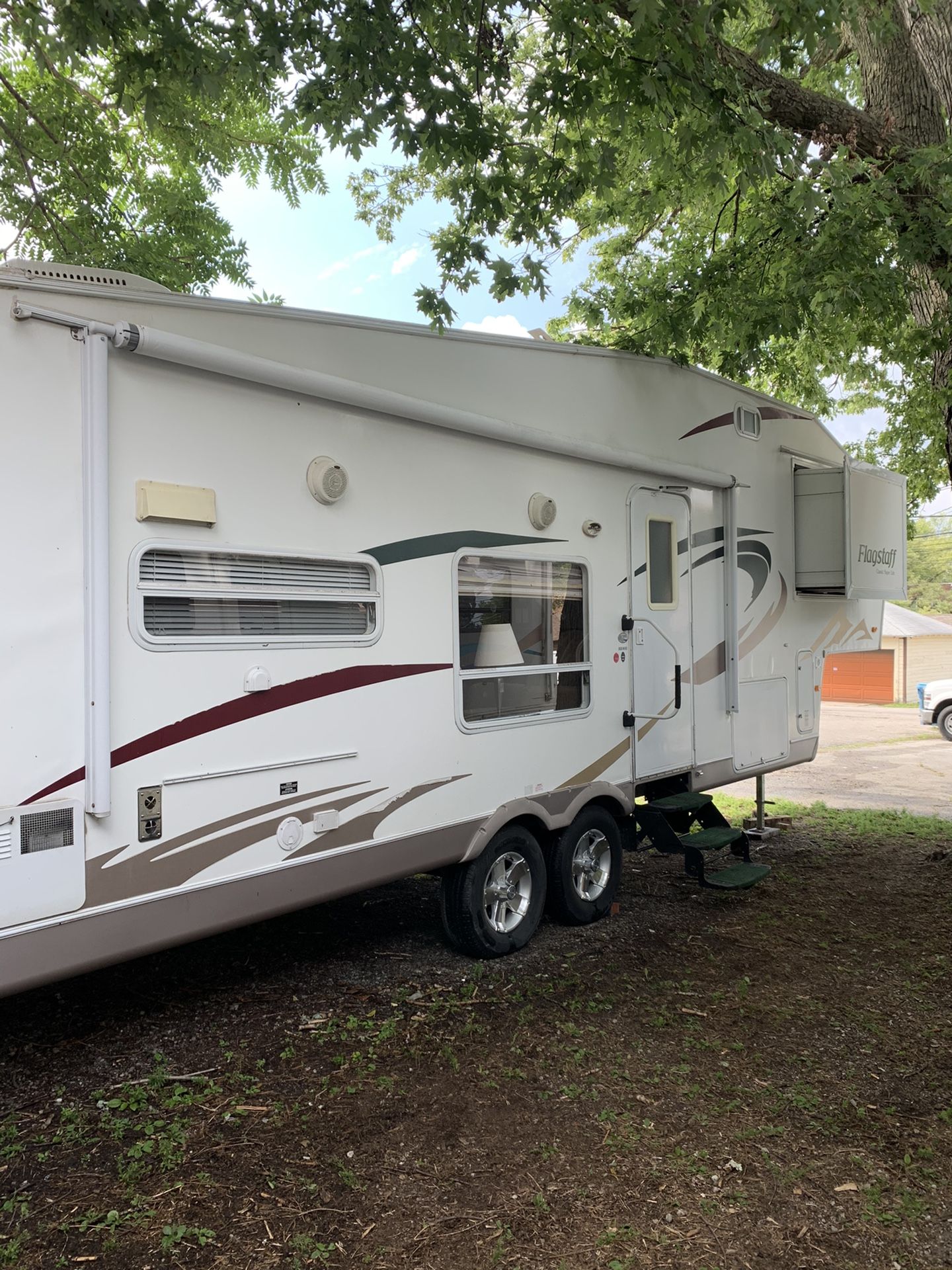 2011 30 foot Flagstaff fifth wheel camper with 2 slides For sale or trade for boat