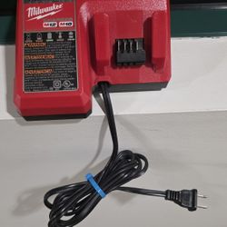 Milwaukee  Cargador  $15