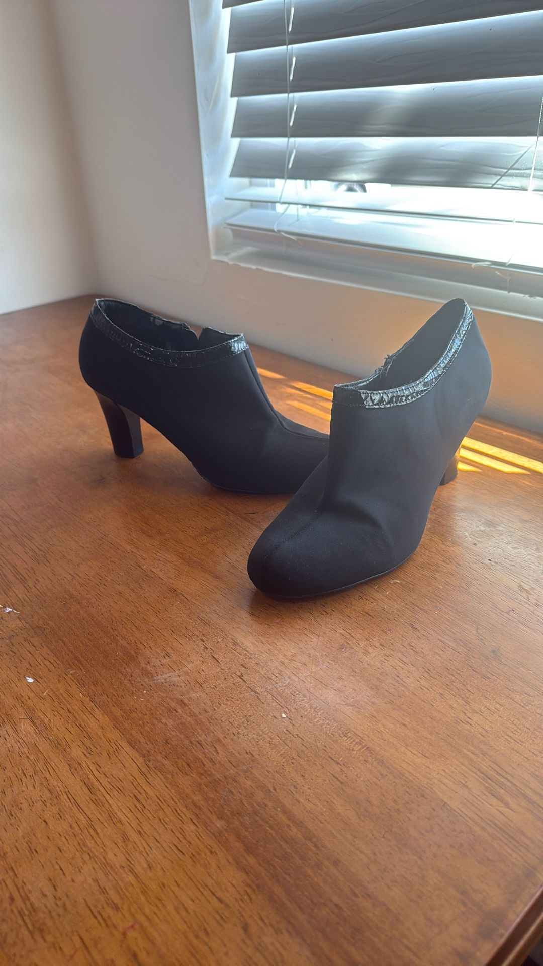 High heel low cut boot