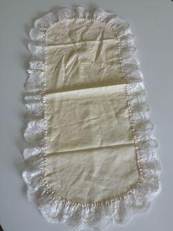 Vintage Lace Oval Dresser Scarf / Table Runner