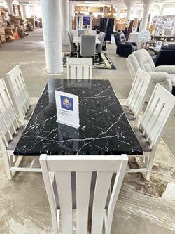 BRAND NEW! Dining table + 6 chairs