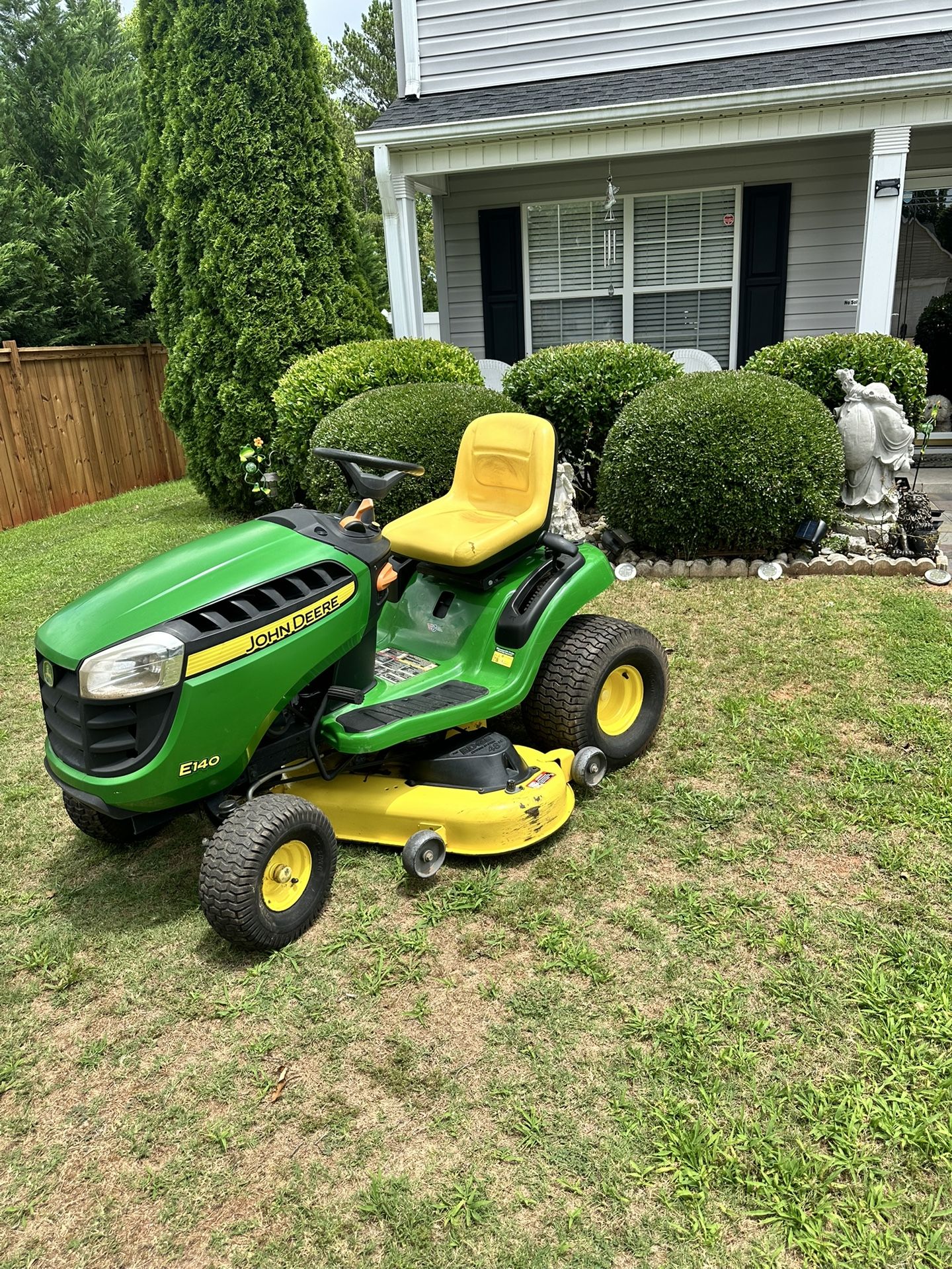 E140/2019 HYDROSTATIC JOHN DEERE MOWER.