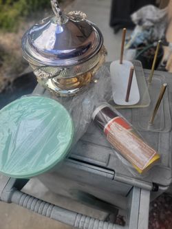 Free 2 outside na  parking holders,heating tray,tupaware spices hold ders.