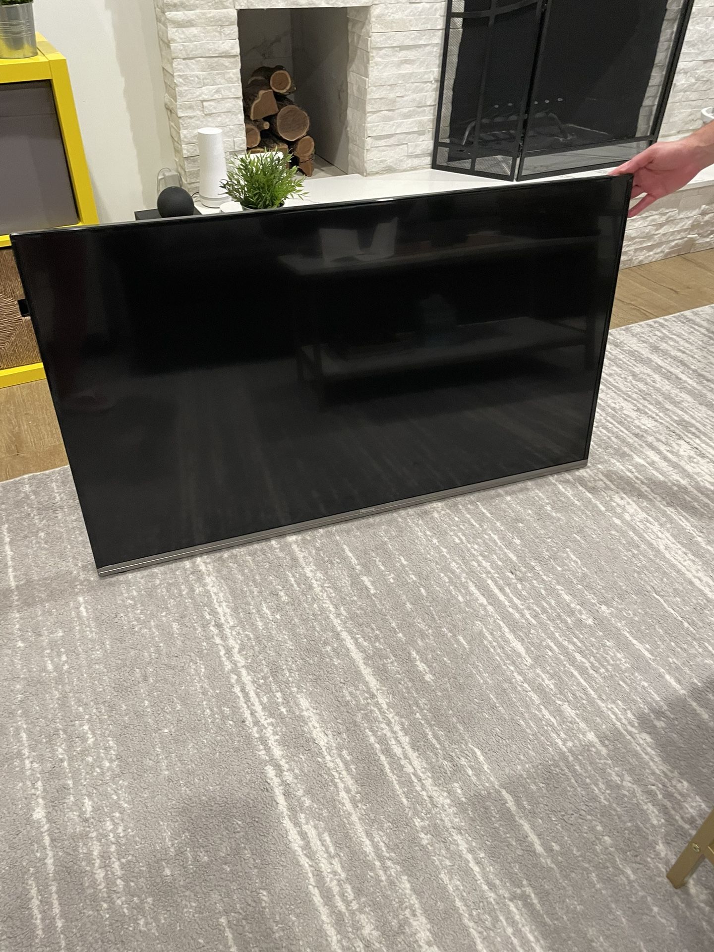 50 Inch Smart TV - Hisesen LED LCD - Model 50 H8C - Brand New Condition 