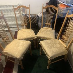 4 Matching Dining Chairs With Matching Cushions