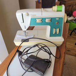 Vintage Singer Touch & Sew II Sewing Machine and Thread