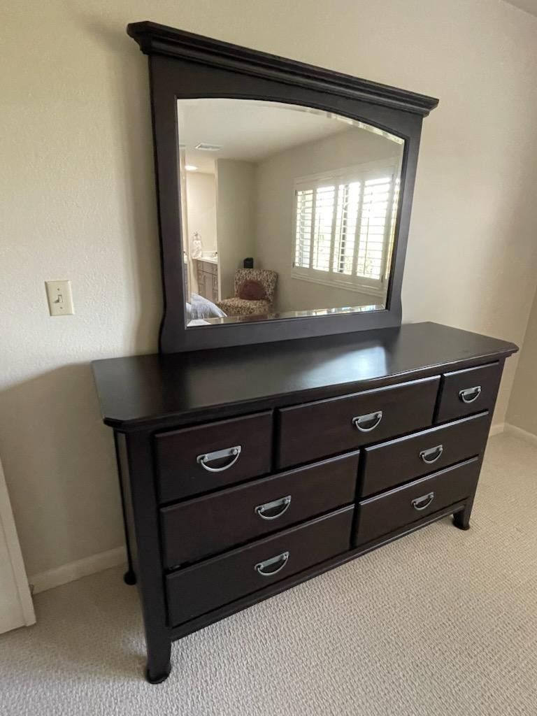 Dresser With Mirror