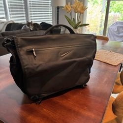 Nike Black Messenger Bag – Durable & Stylish – Excellent Condition