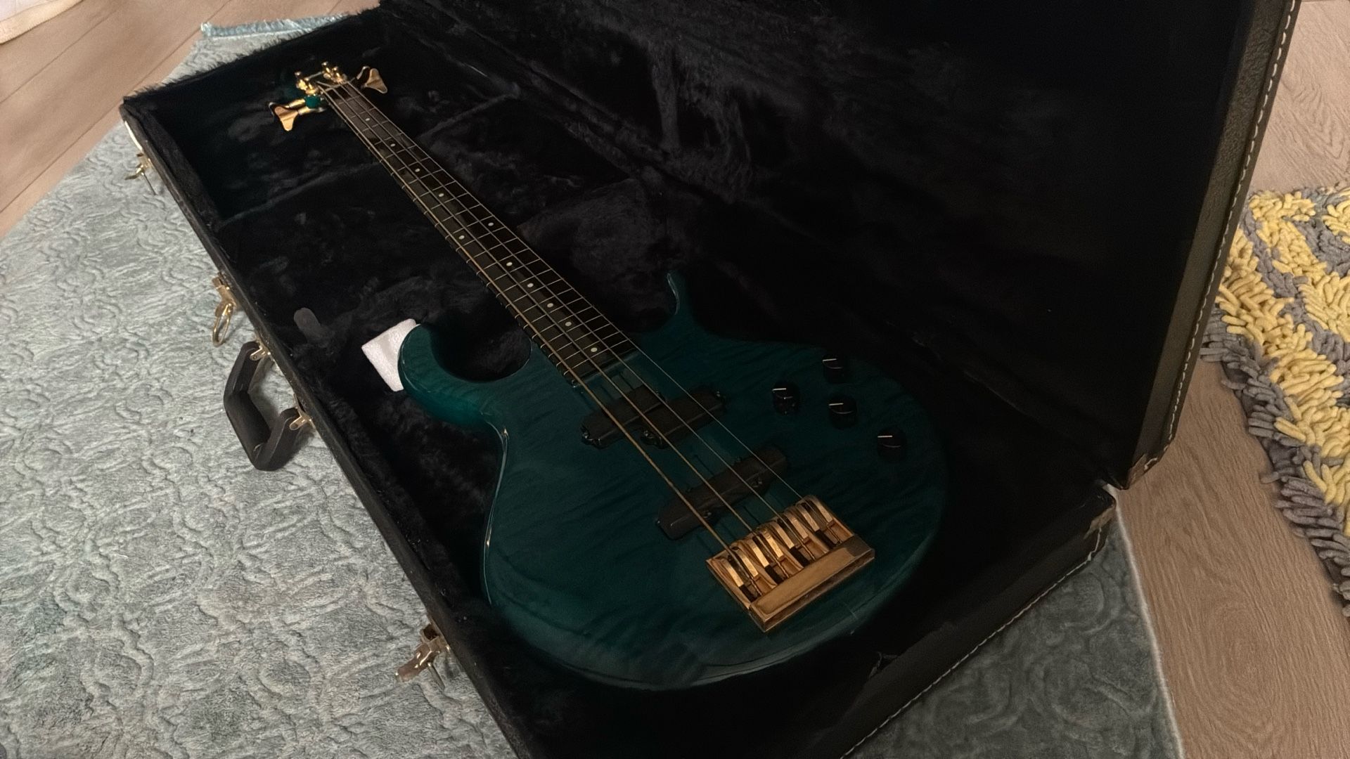 Vintage Pedulla Buzz Fretlesss Bass Teal .