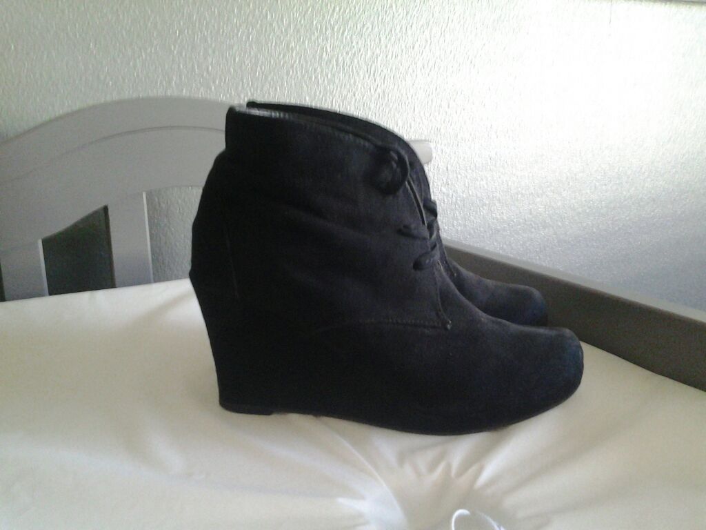 Black boot wedges size 6