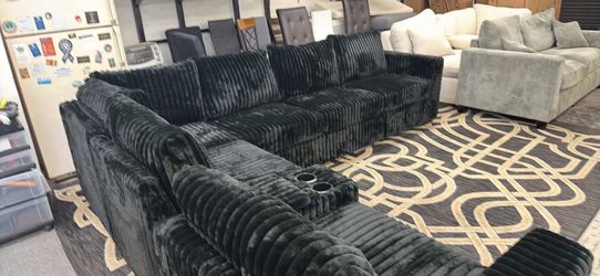 New Sectional Couch with USB Console! Free Delivery 🚚!