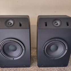 Bose Bookshelf Speakers. 