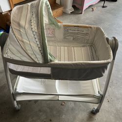 Graco 2 In 1 Bassinet And Changing table With Storage