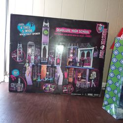 Brand New Monster High Full Sized Doll House
