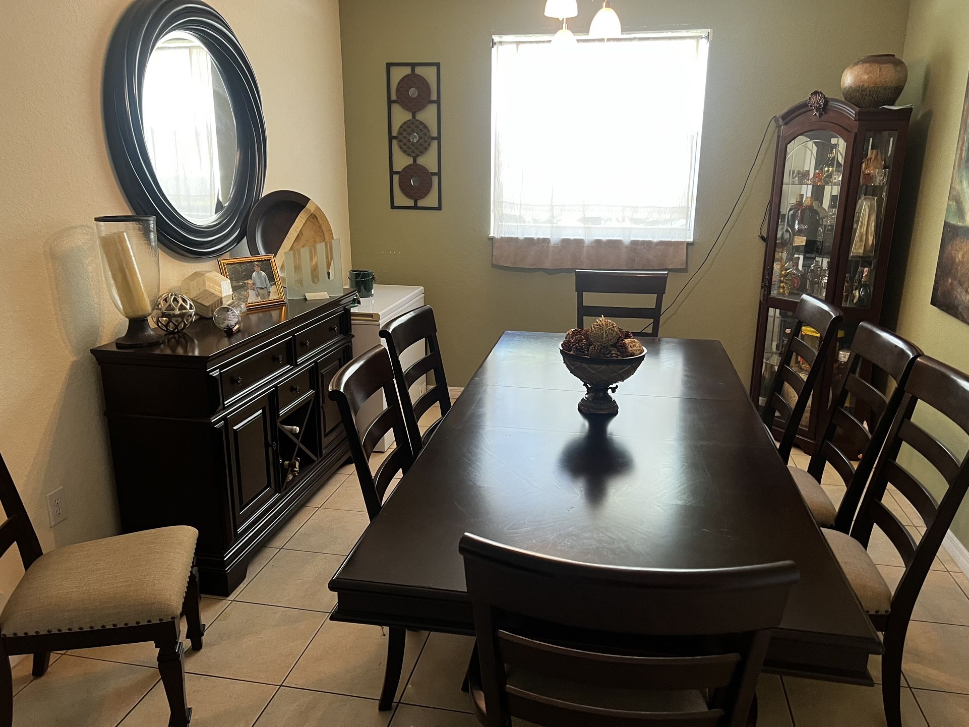 Table-and Buffet With Mirror