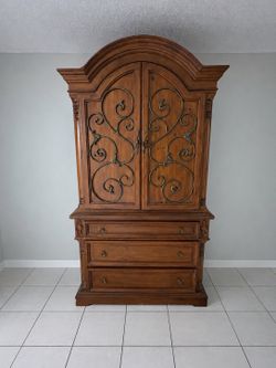 Armoire / dresser