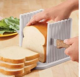Bread slicer