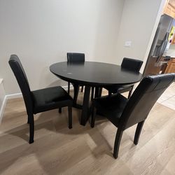 Round dining table $30