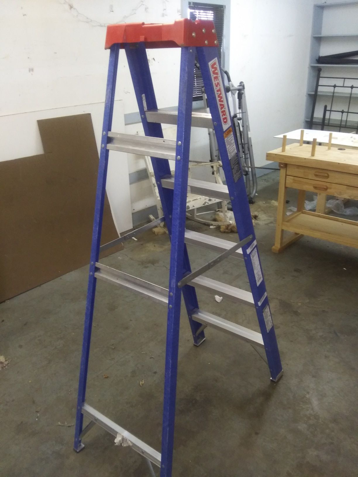 A shade under brand new 6 ft fiberglass ladder