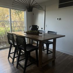 Dining Table + 4 Bar Stools 